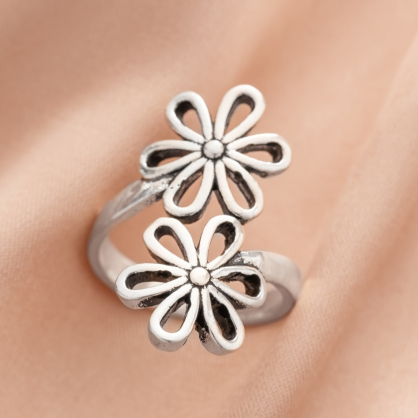 Vintage floral open ring made from zinc alloy. Adjustable flower ring.