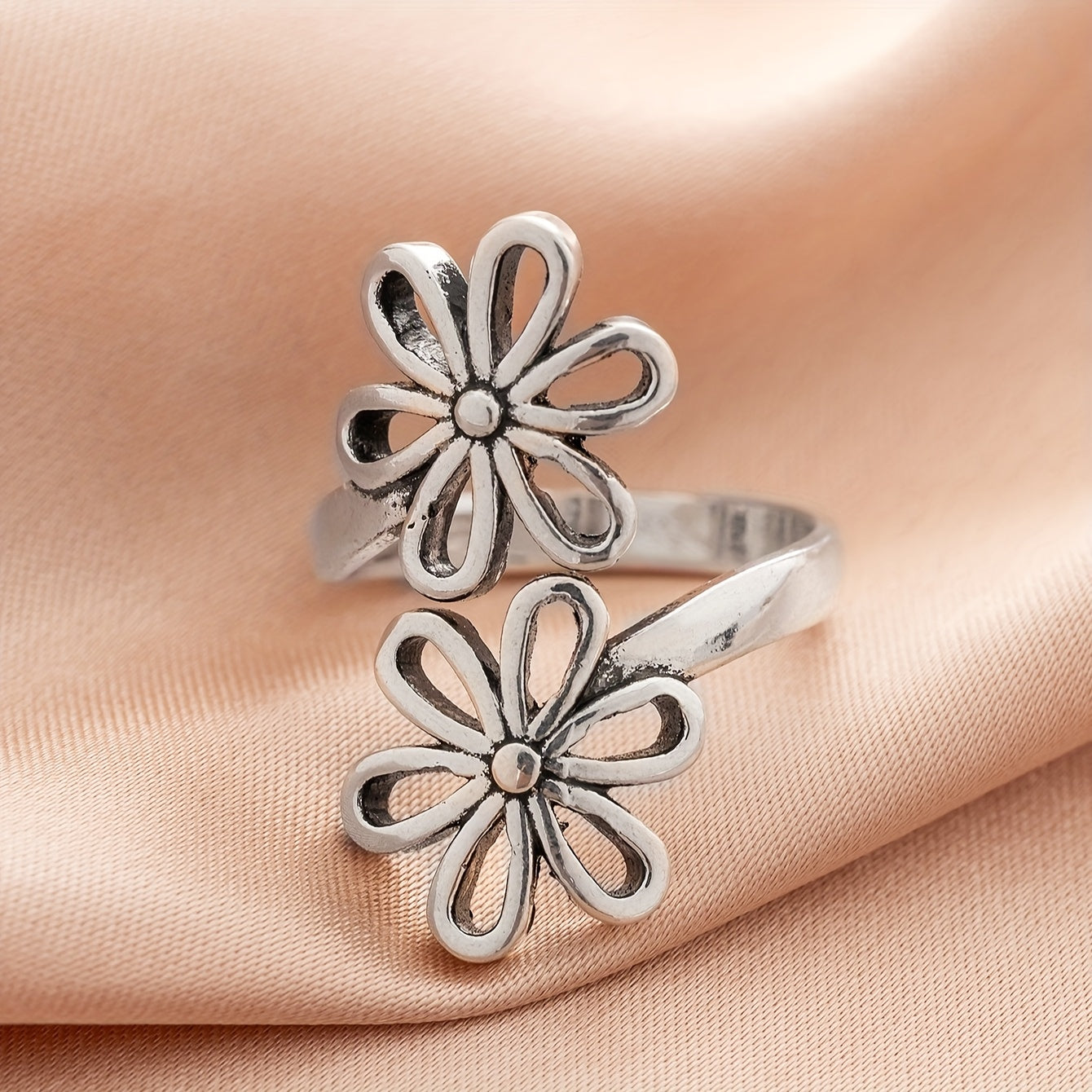 Vintage floral open ring made from zinc alloy. Adjustable flower ring.