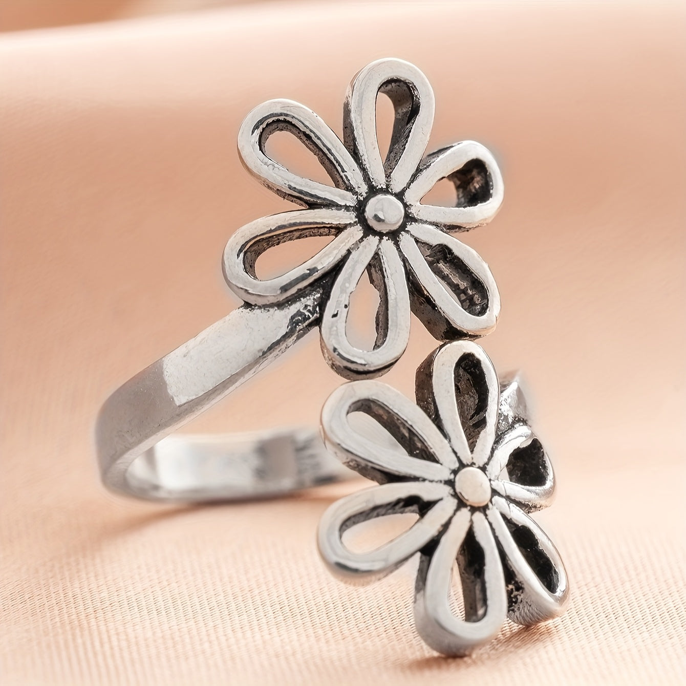 Vintage floral open ring made from zinc alloy. Adjustable flower ring.