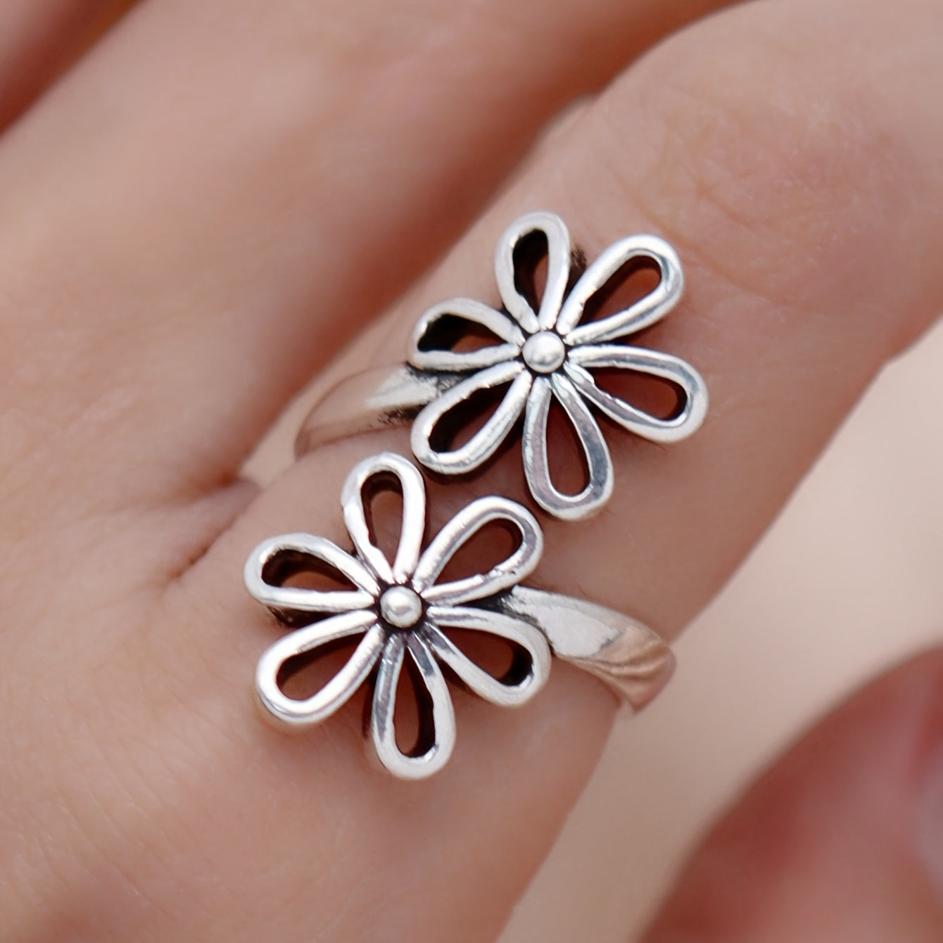 Vintage floral open ring made from zinc alloy. Adjustable flower ring.