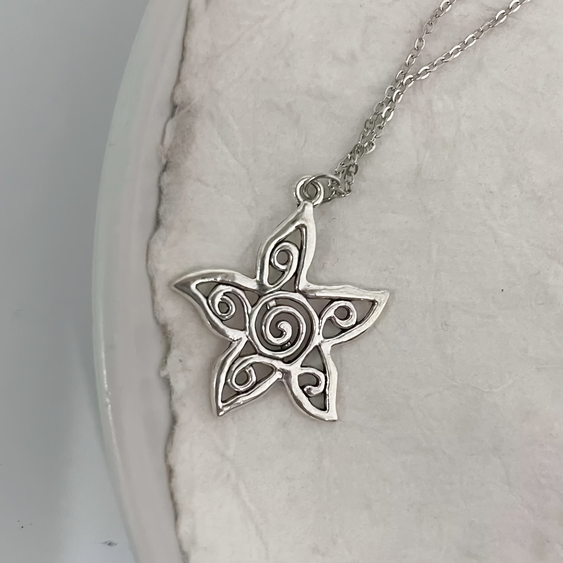 Minimalist Hollow Carved Floral Necklace – Lightweight Boho Jewellery for Daily Wear